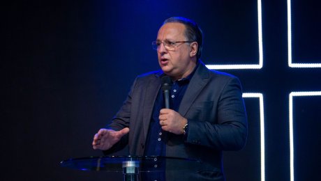 Uma geração anunciará para a outra geração