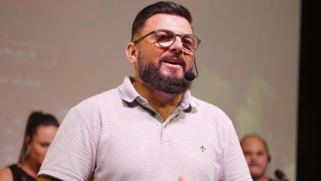 A Ele a glória