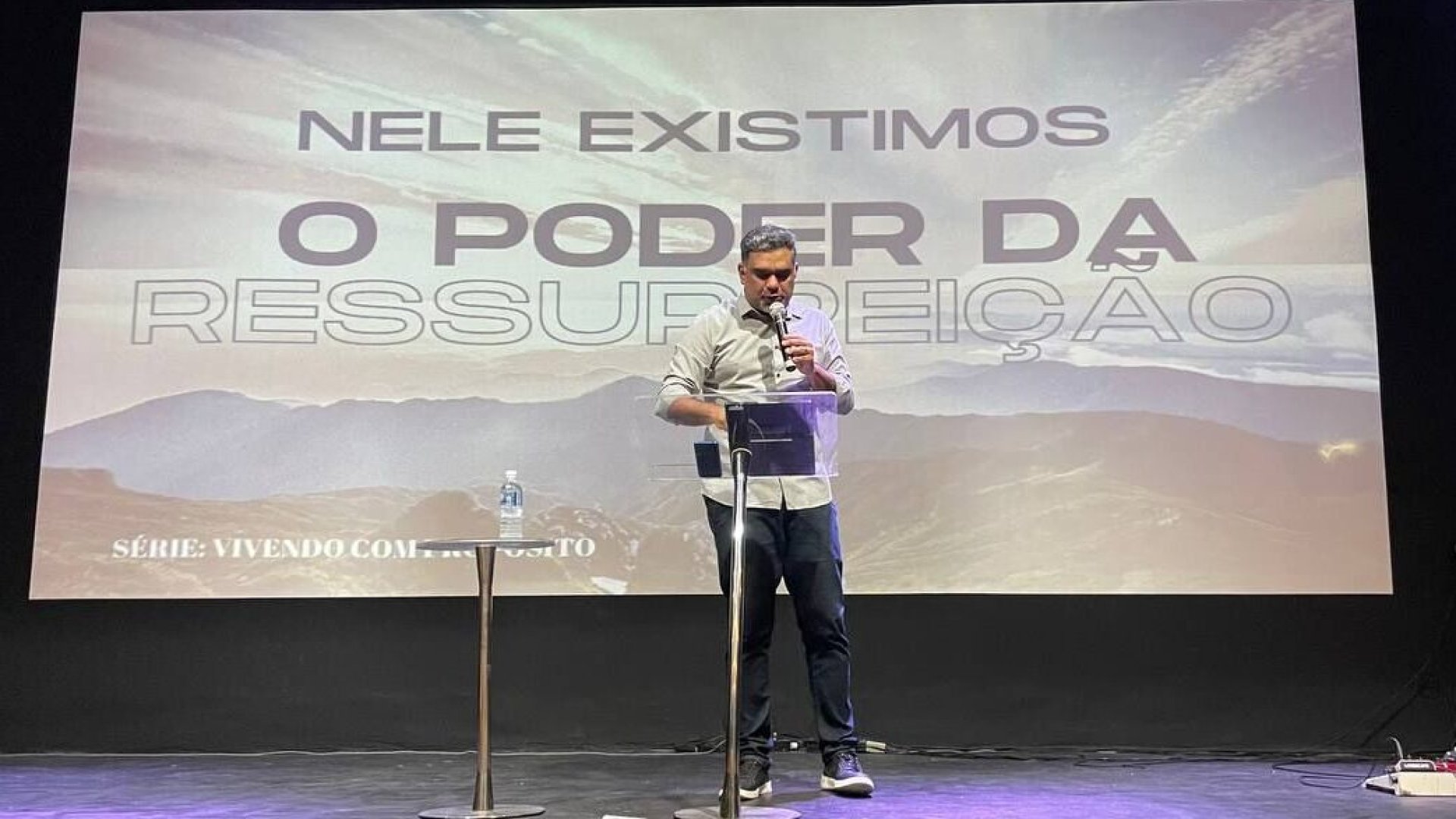 Nele Existimos - O Poder da Ressurreição