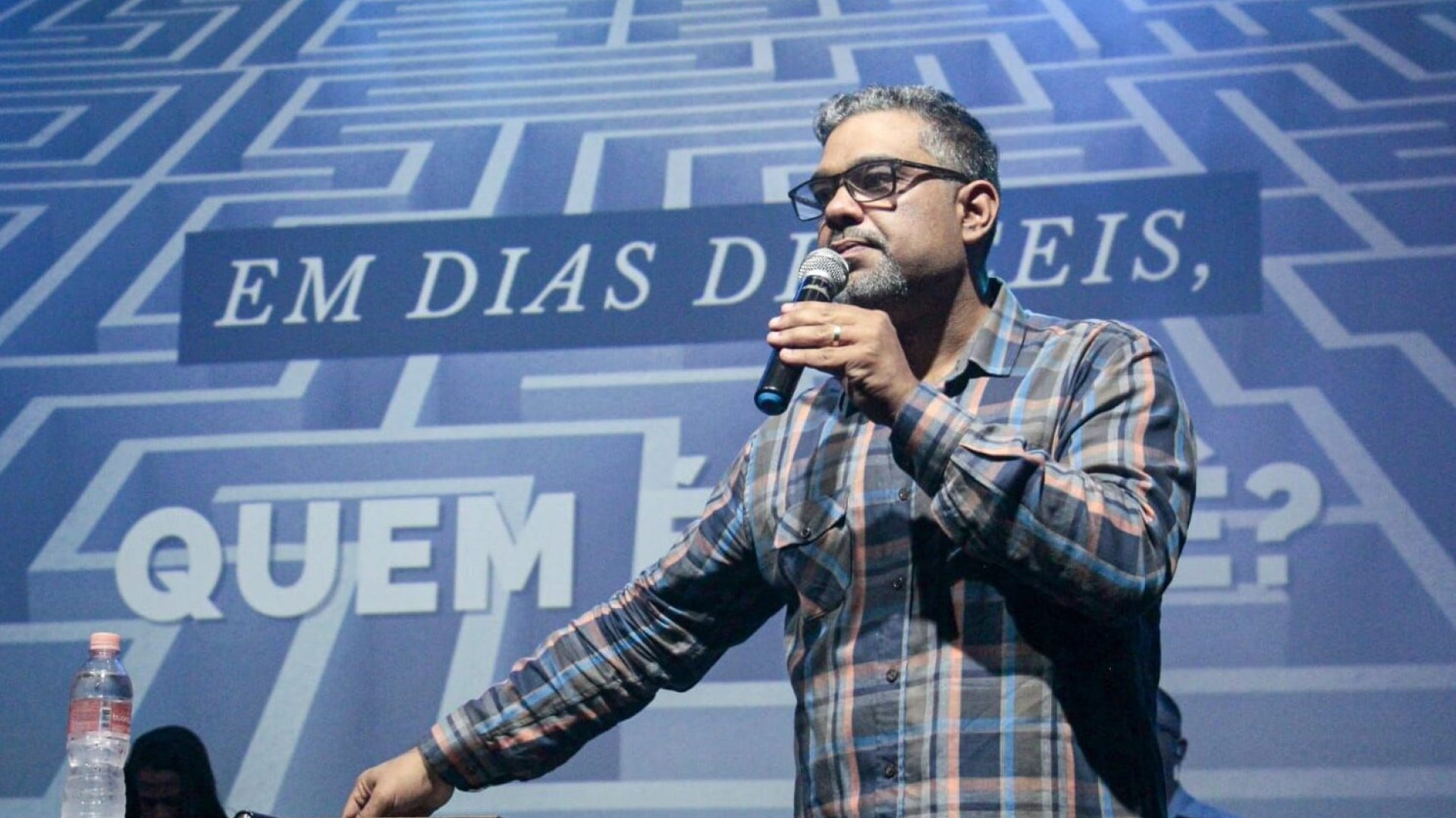 “Em dias difíceis, quem é você?”